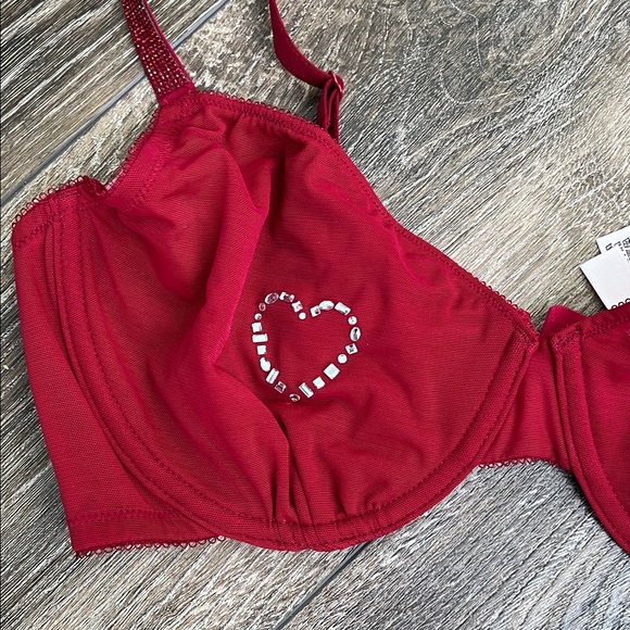 Victoria's Secret Red Bra with Heart Accents - Picture 5 of 10